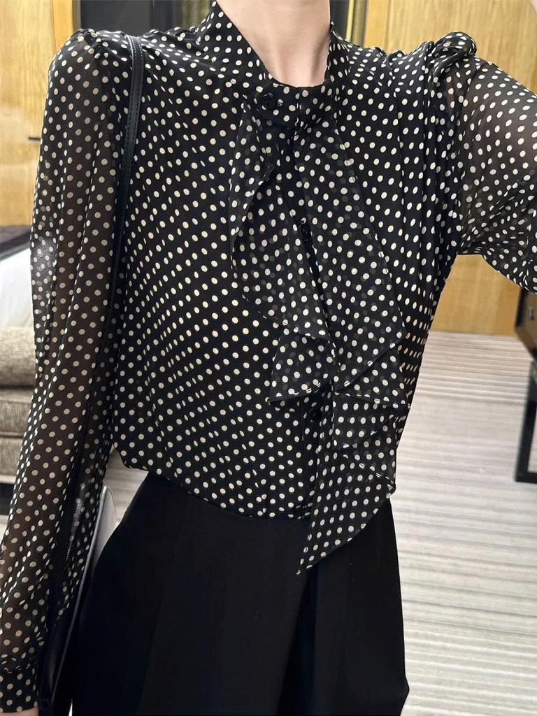 Áo sơ mi nữ chấm bi ruy băng phong cách Pháp – Item hot đầu thu 2025 D241250