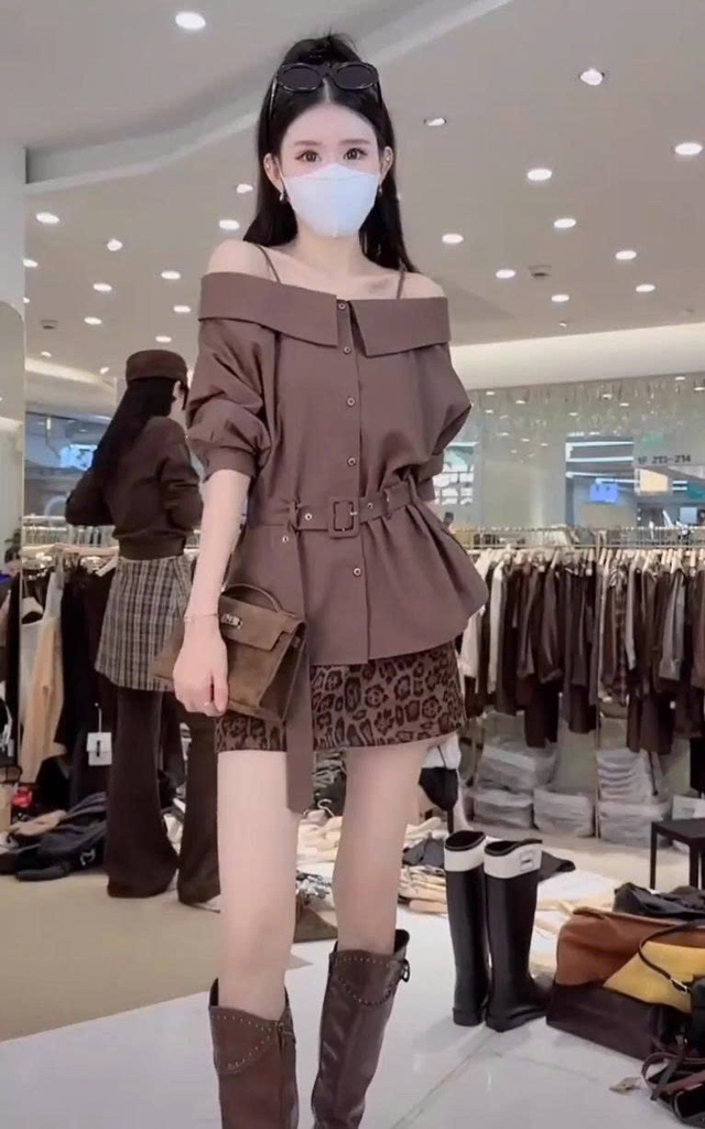 Áo sơ mi nữ một vai cao cấp phong cách Pháp – Màu nâu sẫm, sang trọng thu đông 2025 D243250