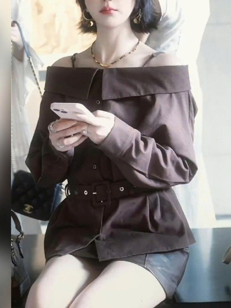 Áo sơ mi nữ một vai cao cấp phong cách Pháp – Màu nâu sẫm, sang trọng thu đông 2025 D243250