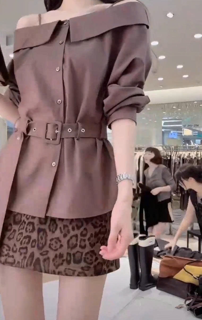 Áo sơ mi nữ một vai cao cấp phong cách Pháp – Màu nâu sẫm, sang trọng thu đông 2025 D243250