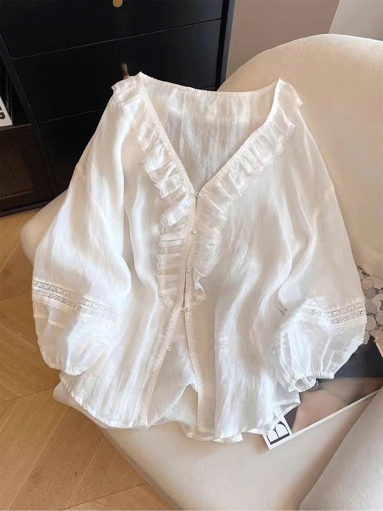 Áo sơ mi ren cổ chữ V xếp ly gỗ màu trắng – Nữ mùa hè 2025 D254250