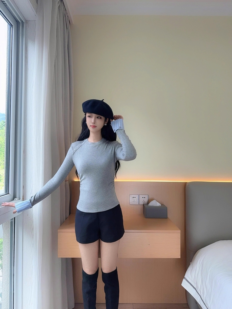 Áo thun nữ dáng suông phối màu tương phản – Thu Đông 2025 D255250