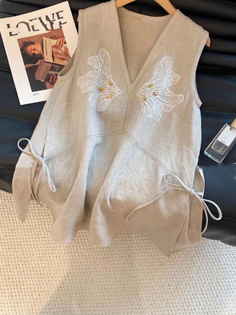 Áo vải lanh cổ chữ V thêu phong cách cổ điển – Mùa hè 2025 D216250