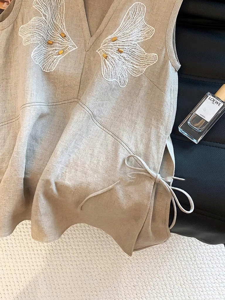 Áo vải lanh cổ chữ V thêu phong cách cổ điển – Mùa hè 2025 D216250