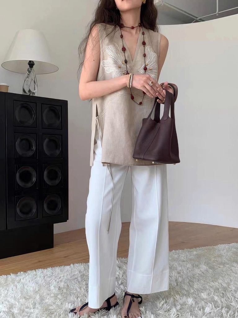 Áo vải lanh cổ chữ V thêu phong cách cổ điển – Mùa hè 2025 D216250