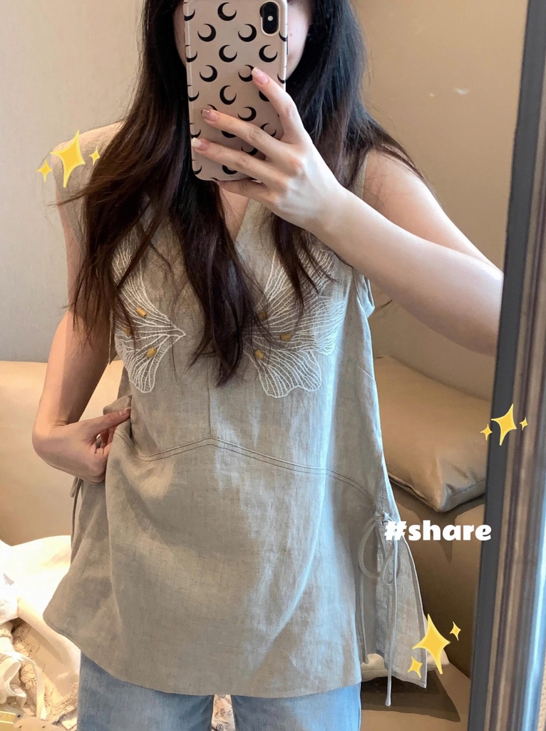 Áo vải lanh cổ chữ V thêu phong cách cổ điển – Mùa hè 2025 D216250