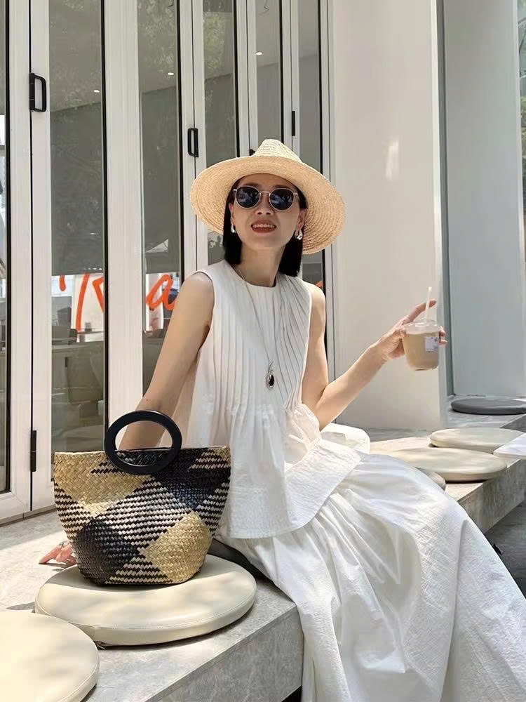 Set Đồ Hai Mảnh Nữ Phong Cách Hàn Quốc – Áo Không Tay & Chân Váy Cạp Cao D000260