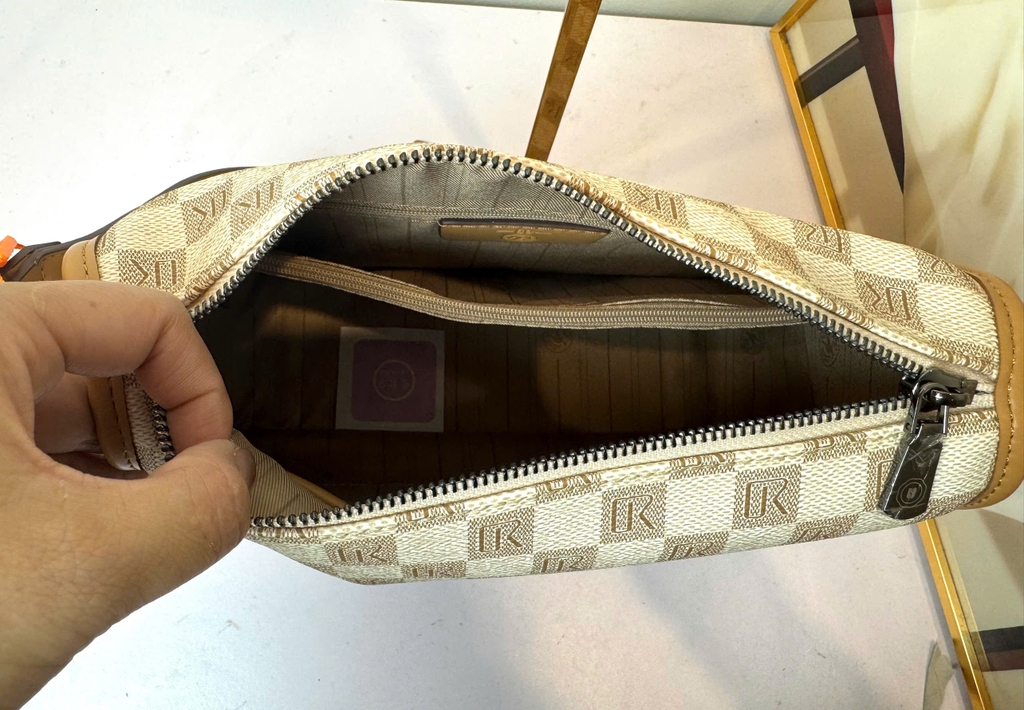 Túi đeo vai họa tiết monogram chữ TXL10
