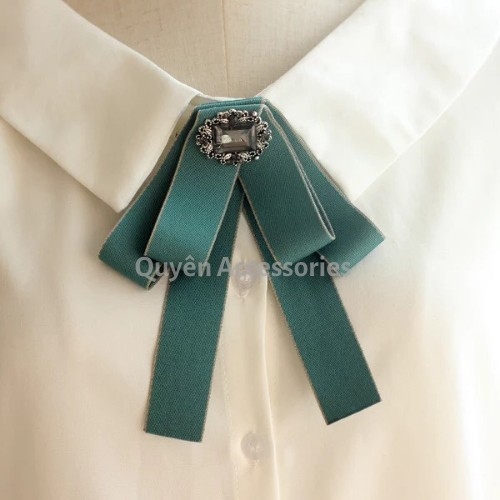 Nơ cổ áo đính đá hai lớp