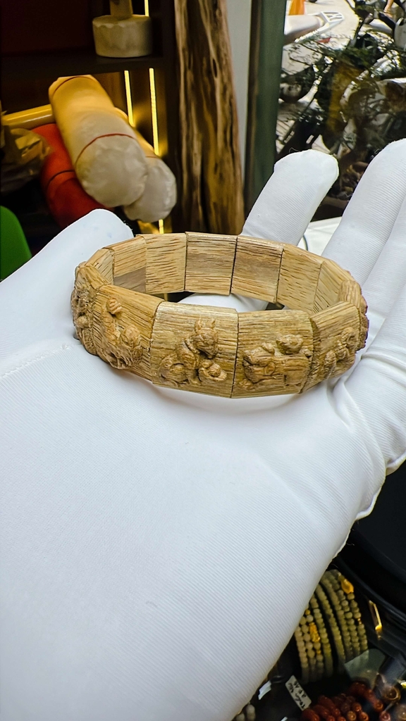 Trầm Lào khắc 12 con giáp