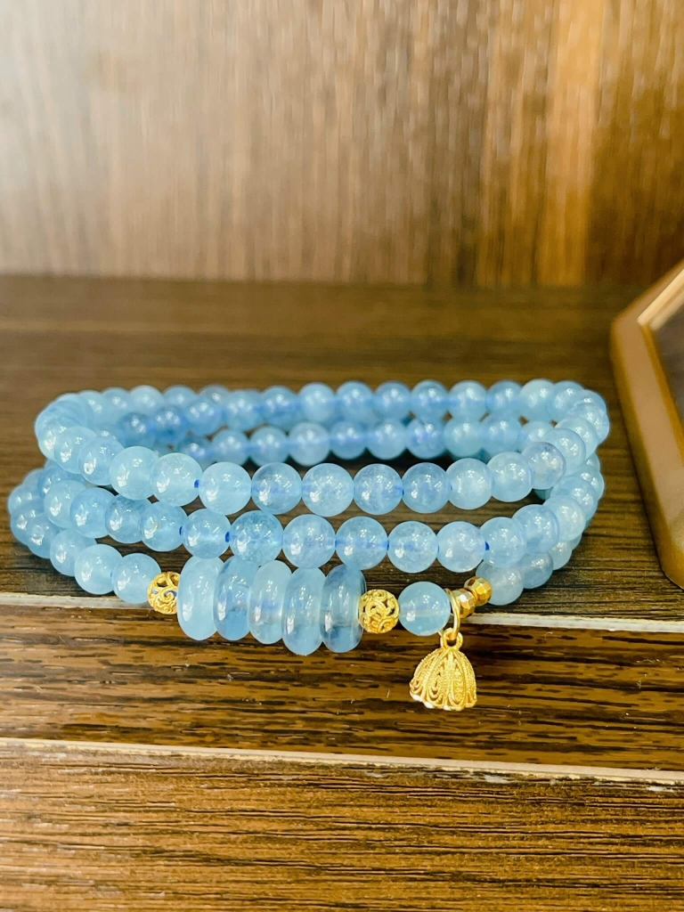 Vòng đá Aquamarine cuốn 3 mix charm bạc phủ vàng