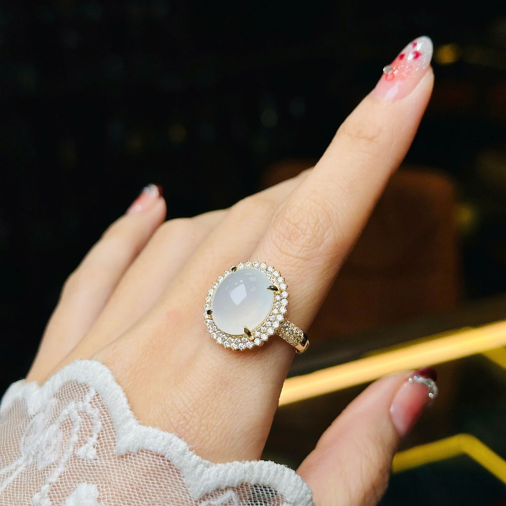 Nhẫn Phỉ Thúy Băng Trắng Vàng 14K – Vẻ Đẹp Thanh Khiết & Sang Trọng