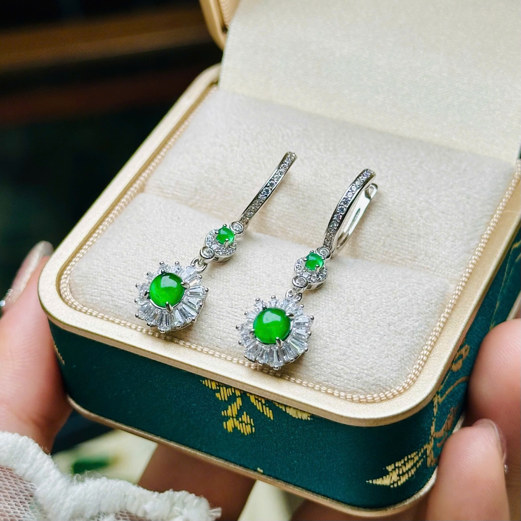 Khuyên Tai Bạc Phỉ Thúy Lục Đế – Vẻ Đẹp Sang Trọng, Quyền Quý