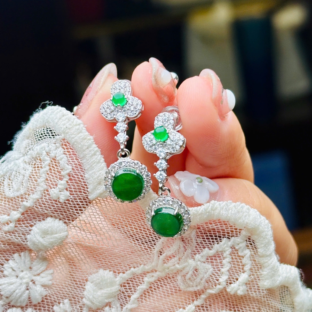 Khuyên Tai Bạc Phỉ Thúy Lục Đế – Vẻ Đẹp Sang Trọng & Phong Thủy