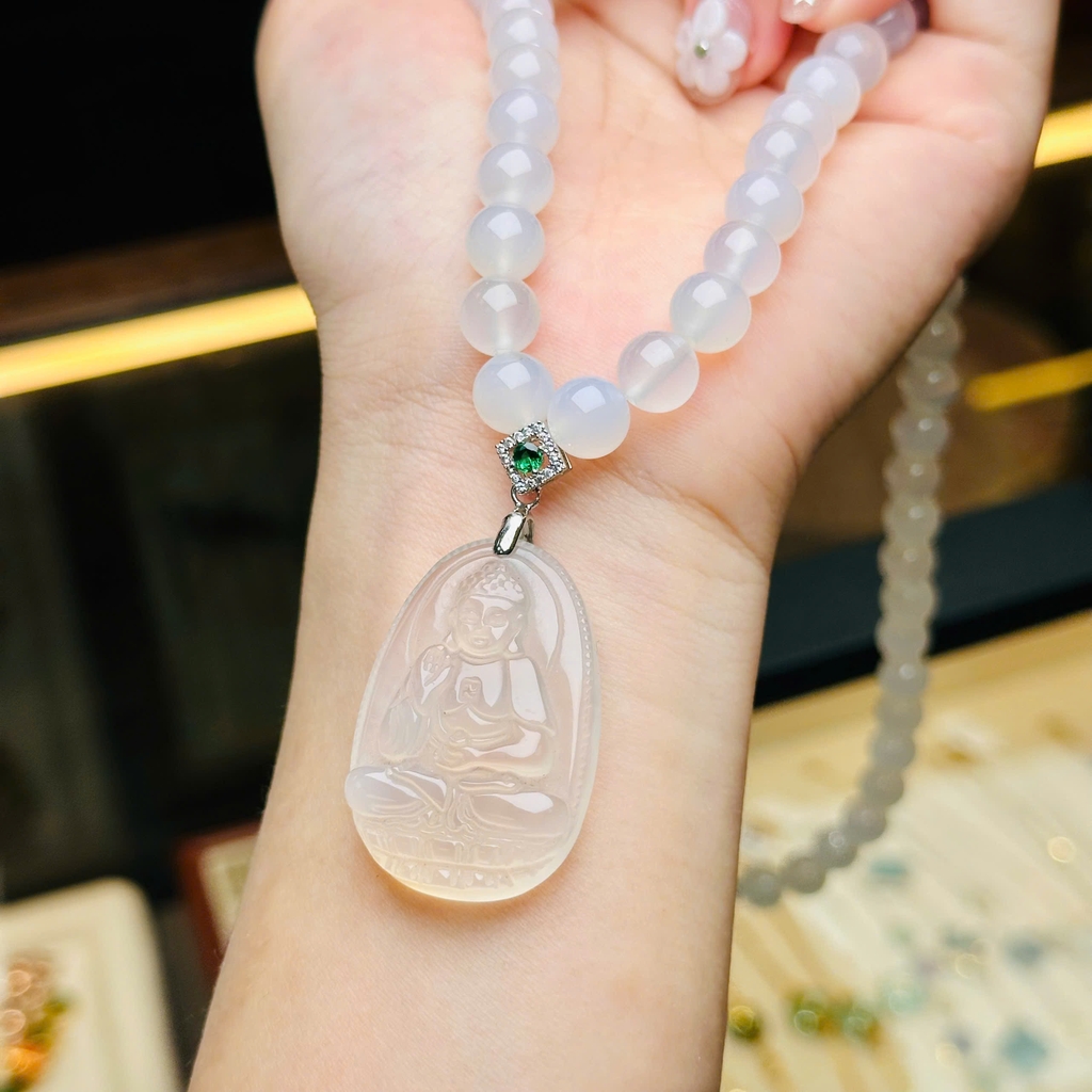 Chuỗi Cổ Mã Não Trắng 8mm Mặt Phật Bản Mệnh A Di Đà – Bình An & May Mắn