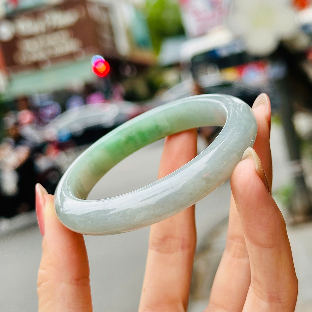 Vòng Nguyên Khối Phỉ Thúy Băng Điểm Lục – Vẻ Đẹp Thanh Khiết & Quý Phái