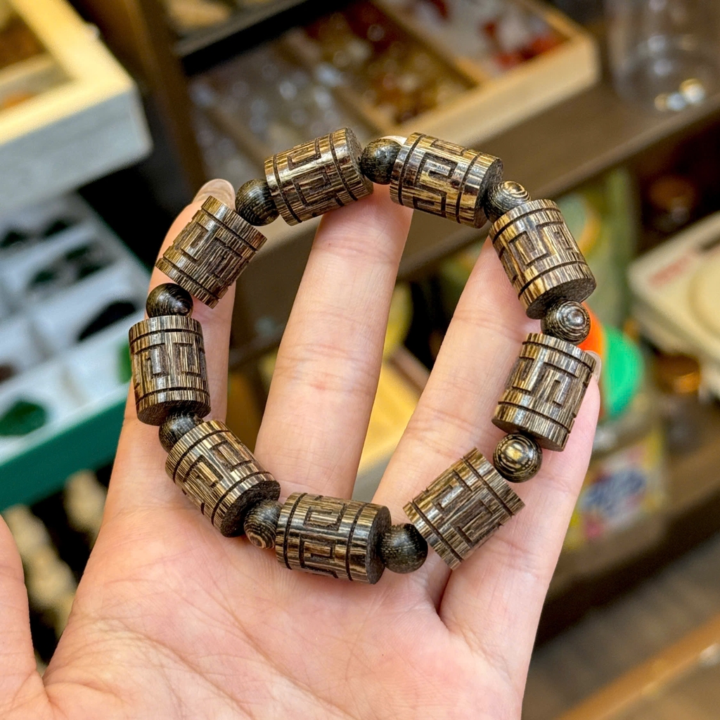 Vòng Tay Trầm Hương Trúc CNC Chữ Vạn 12li – Tinh Hoa Phong Thủy & An Nhiên