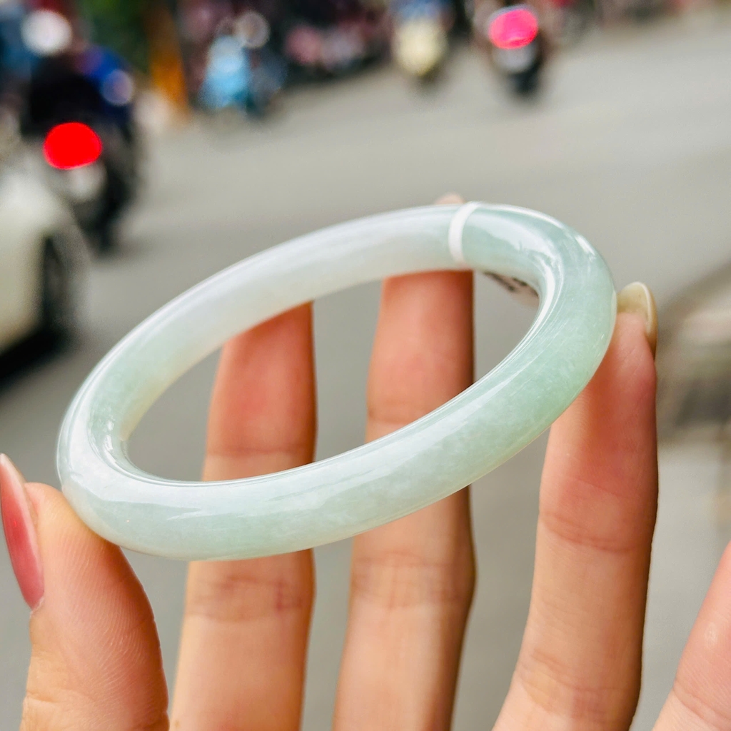 Vòng Ngọc Phỉ Thuý Băng Bản Đũa Type A – Vẻ Đẹp Thanh Khiết & Sang Trọng