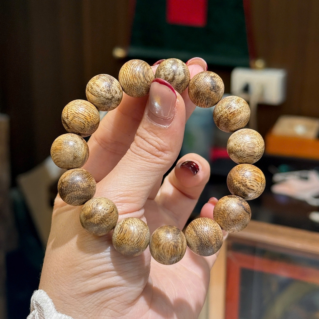 Vòng Tay Trầm Hương Campuchia 14mm – Tinh Hoa Đại Ngàn & Vượng Khí