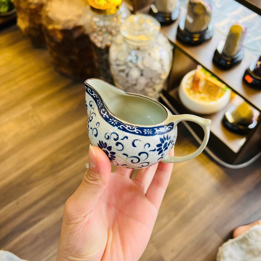 Ấm Châm Trà Gốm Sứ Hoa Văn Cổ Điển – Nét Đẹp Tinh Tế & Sang Trọng