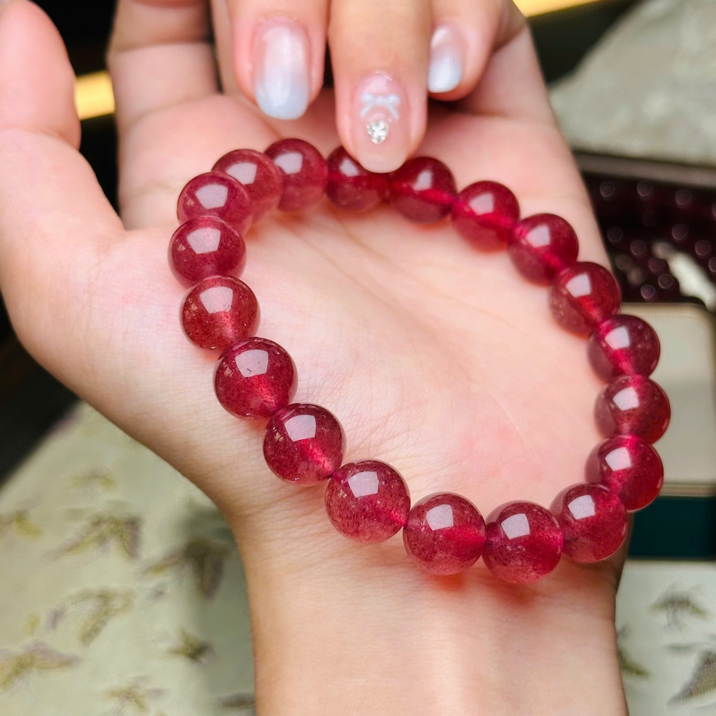 Vòng Tay Thạch Anh Dâu Tây Hồng 10-11mm – Sắc Hồng Ngọt Ngào & Năng Lượng May Mắn