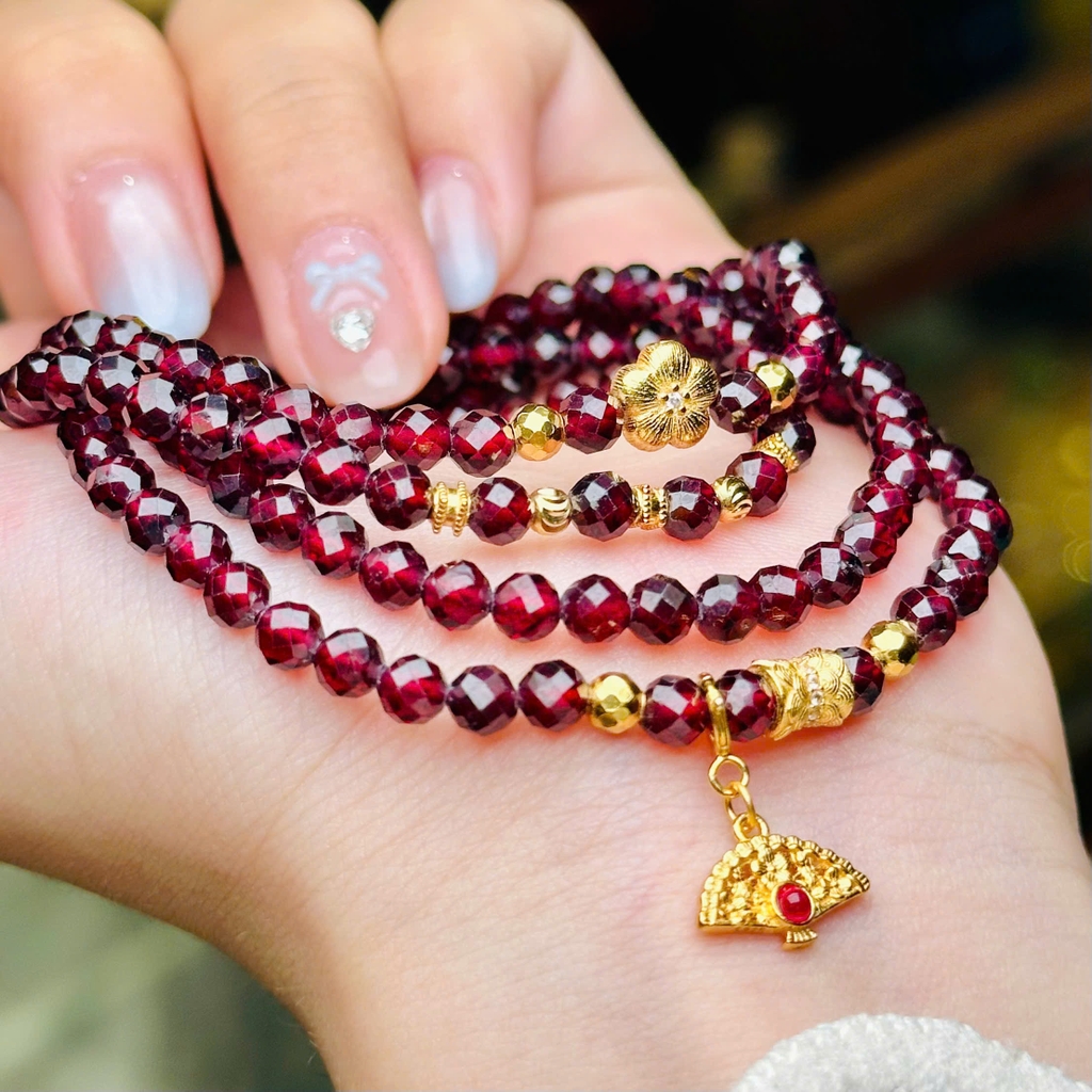 chuỗi ngọc hồng lựu cắt giác 4.5mm mix charm bạc phủ vàng