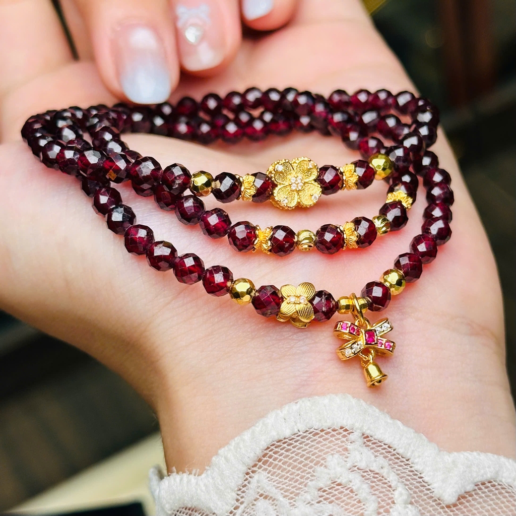 chuỗi ngọc hồng lựu cắt giác 4.5mm mix charm bạc phủ vàng