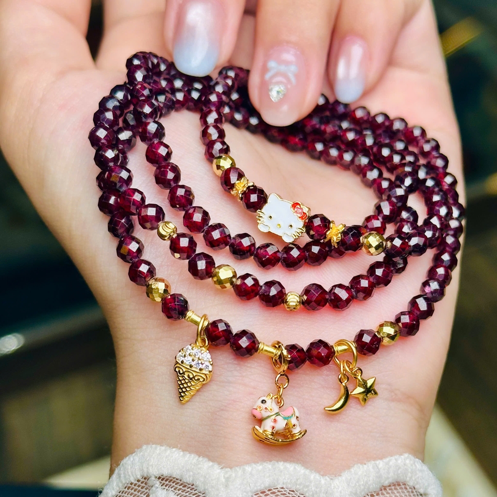 chuỗi ngọc hồng lựu cắt giác 4.5mm mix charm bạc phủ vàng