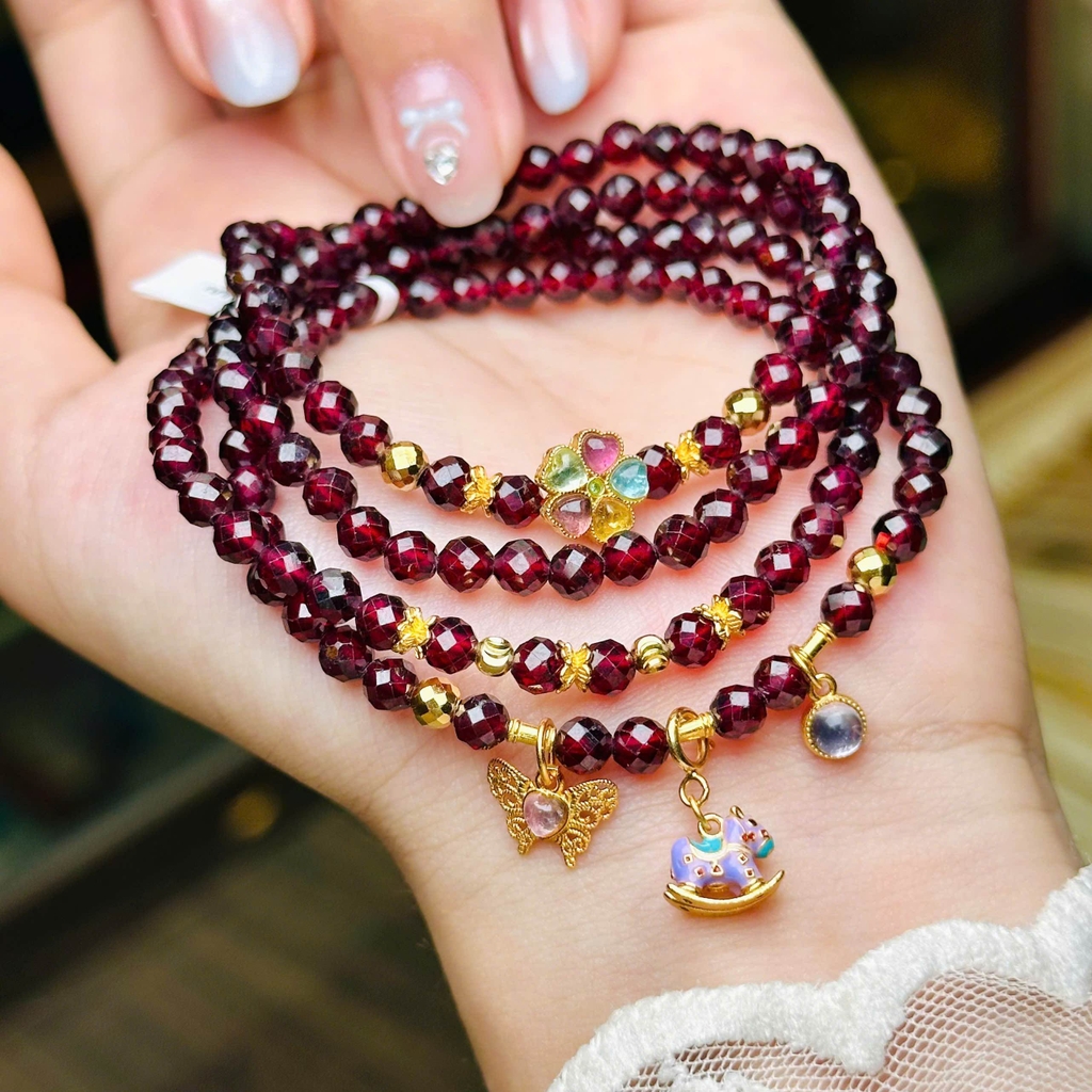 chuỗi ngọc hồng lựu cắt giác 4.5mm mix charm bạc phủ vàng