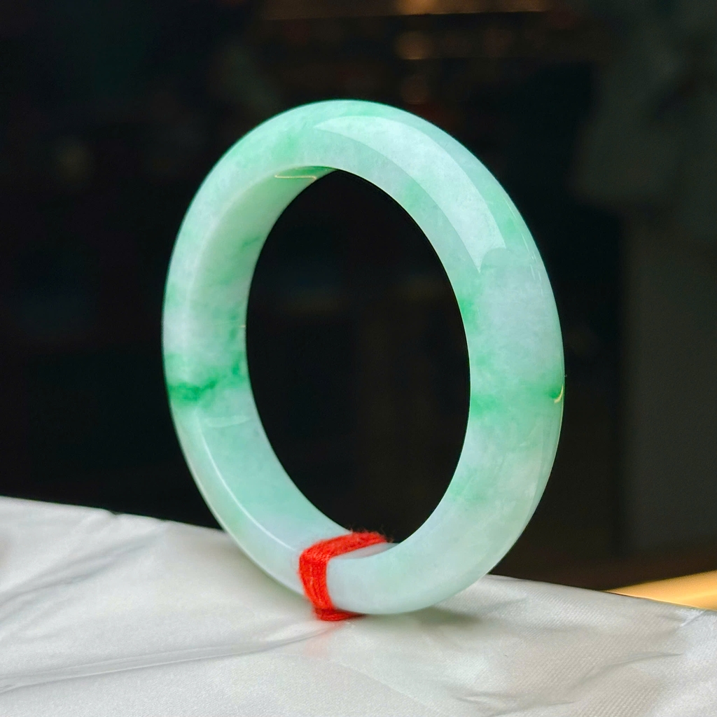 Vòng Ngọc Phỉ Thuý Bạch Đế Thanh – Vẻ Đẹp Thanh Tao & Quý Phái