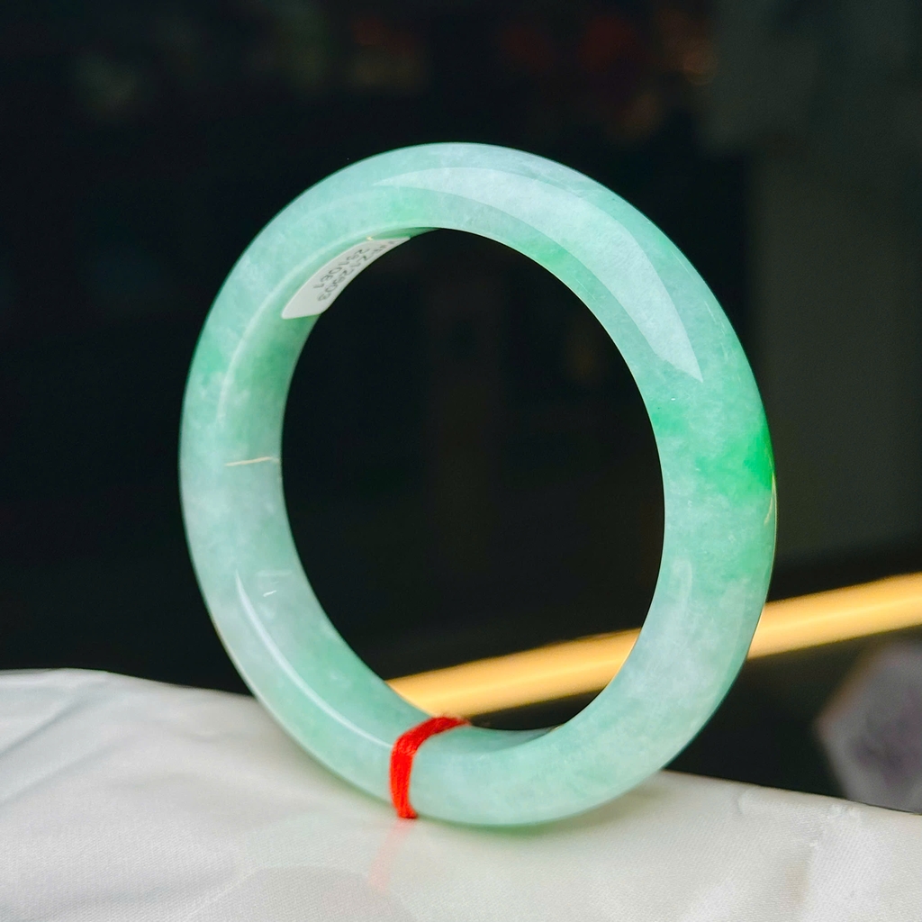 Vòng Tay Ngọc Phỉ Thúy Xanh Cay Bạch Đế Thanh – Vẻ Đẹp Tuyệt Mỹ & Quý Phái