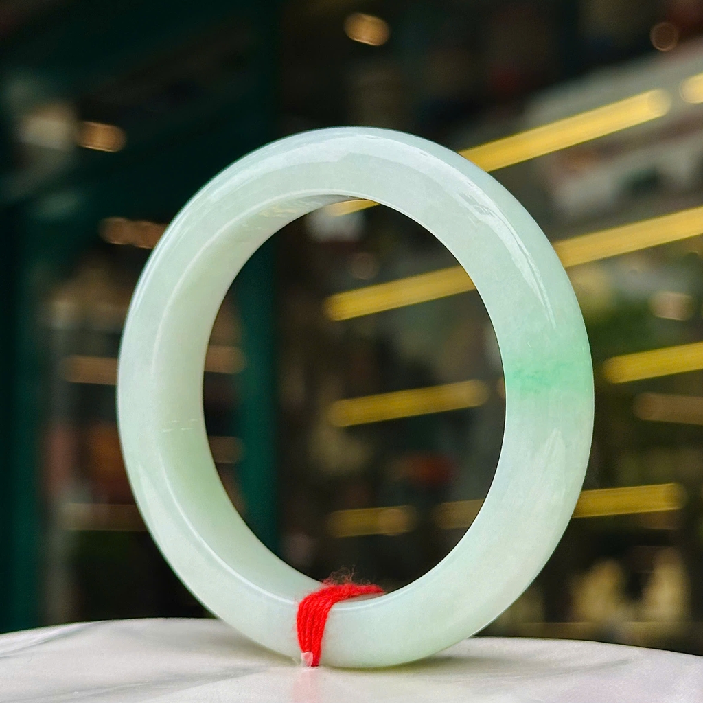 Khối Phỉ Thúy Điểm Bạch Đế Thanh - Vẻ Đẹp Sang Trọng & Đẳng Cấp