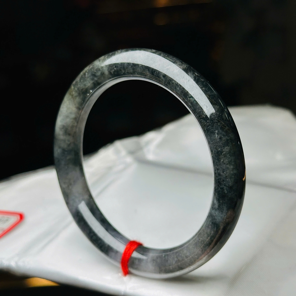 Vòng Bản Tròn Ngọc Phỉ Thúy Đen (Ô Kê Chủng) – Vẻ Đẹp Quyền Quý & Huyền Bí