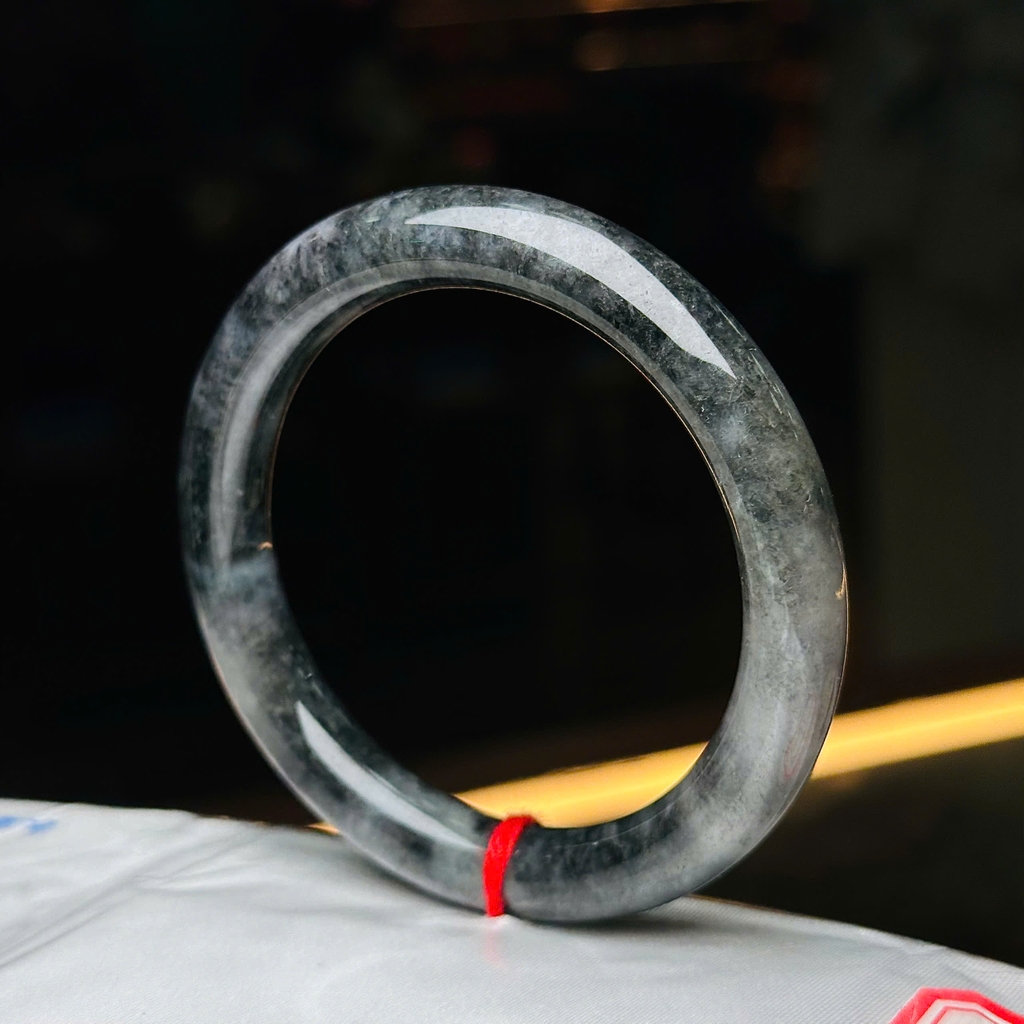 Vòng Bản Tròn Ngọc Phỉ Thúy Đen (Ô Kê Chủng) – Vẻ Đẹp Quyền Quý & Huyền Bí