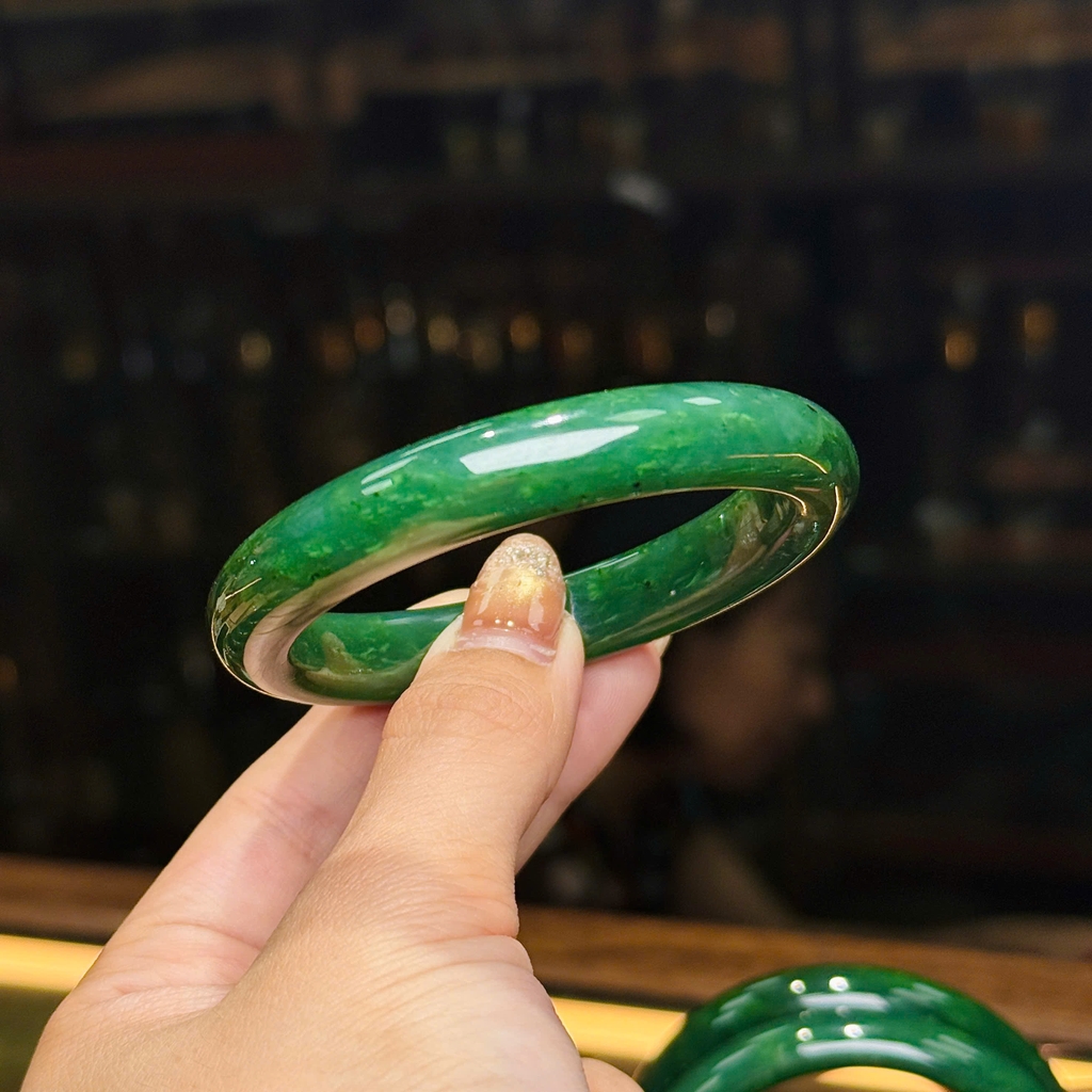 Khối Ngọc Bích Tự Nhiên – Vẻ Đẹp Quyền Quý & Vĩnh Cửu