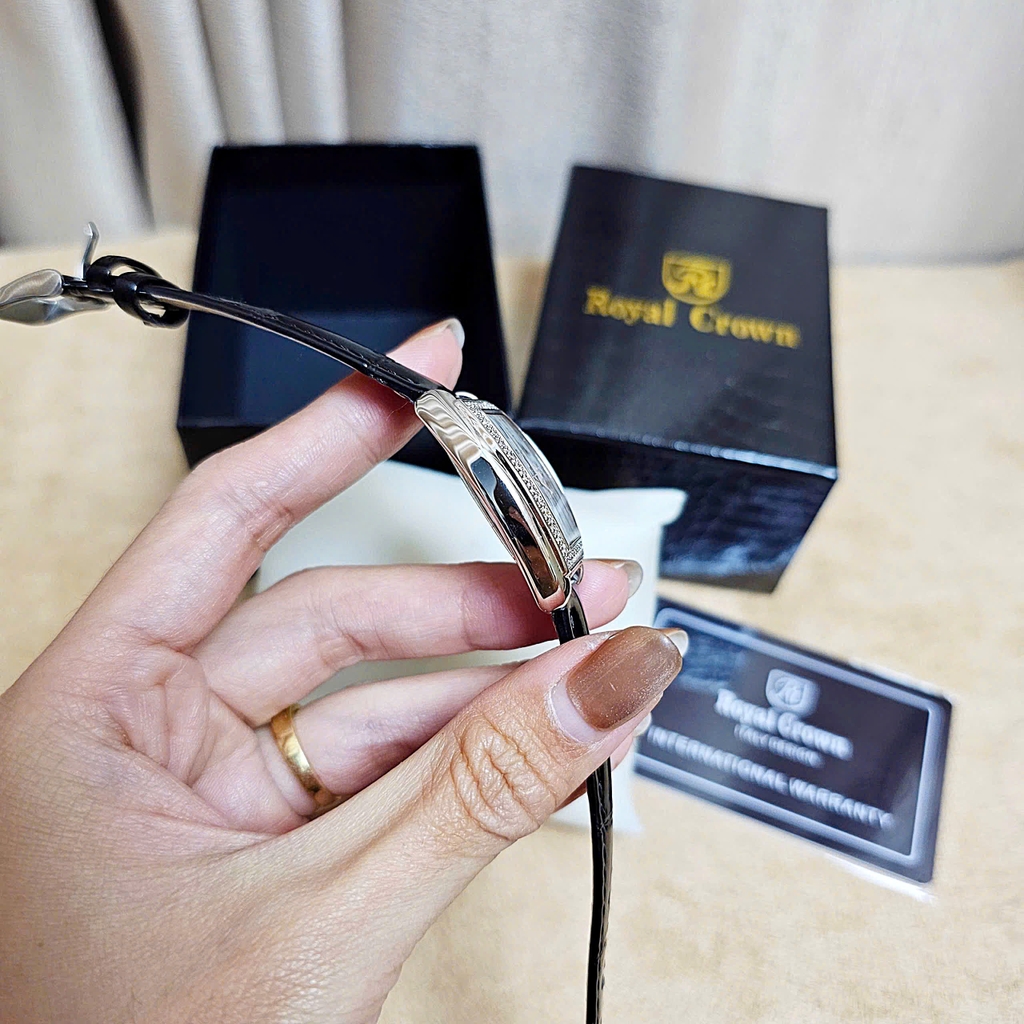 Đồng Hồ Nữ Royal Quartz 3635 Dây Da Đen Mặt Trắng Viền Đá