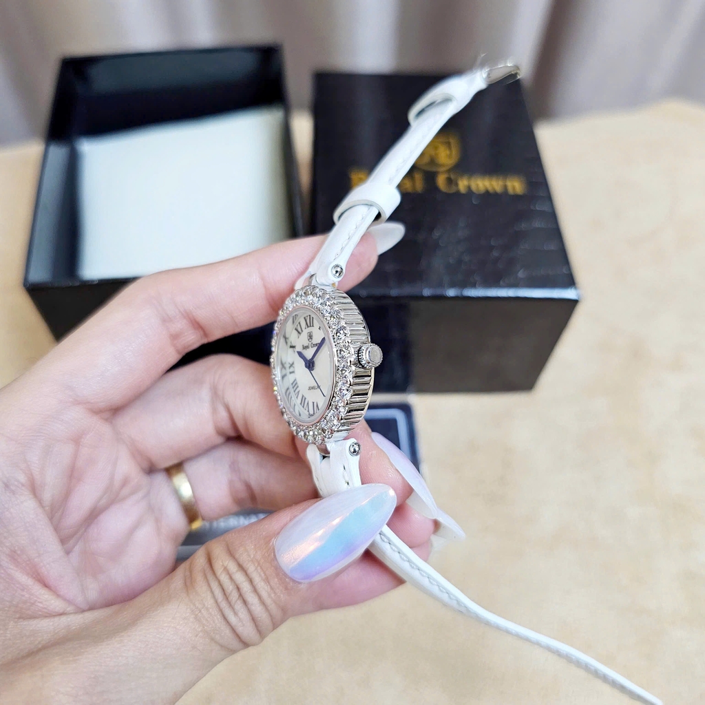 Đồng Hồ Nữ Royal Crown Quartz 6305 Dây Da Trắng Mặt Trắng Viền Đá