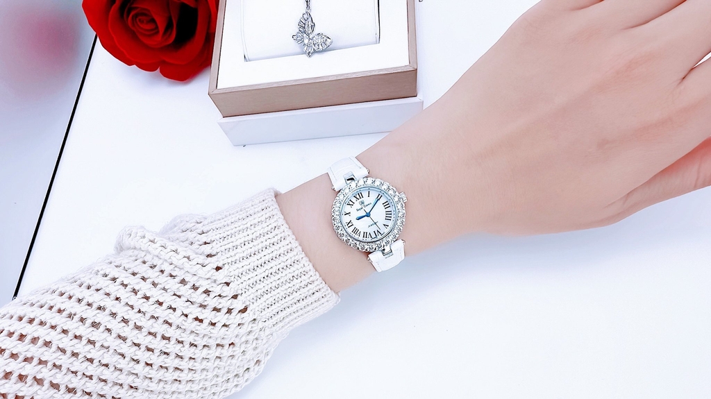 Đồng Hồ Nữ Royal Crown Quartz 6305 Dây Da Trắng Mặt Trắng Viền Đá
