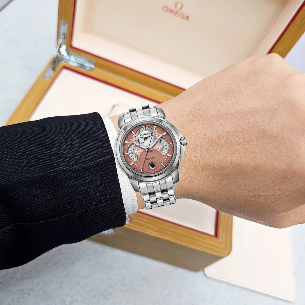 Đồng Hồ Nam Citizen Quartz Eco-Drive Calendrier Moon Phase Pink BU0080-52X