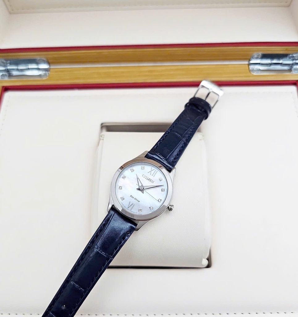 Đồng Hồ Nữ Citizen Quartz Eco-Drive EM1011-07D Dây Da Xanh Mặt Trắng