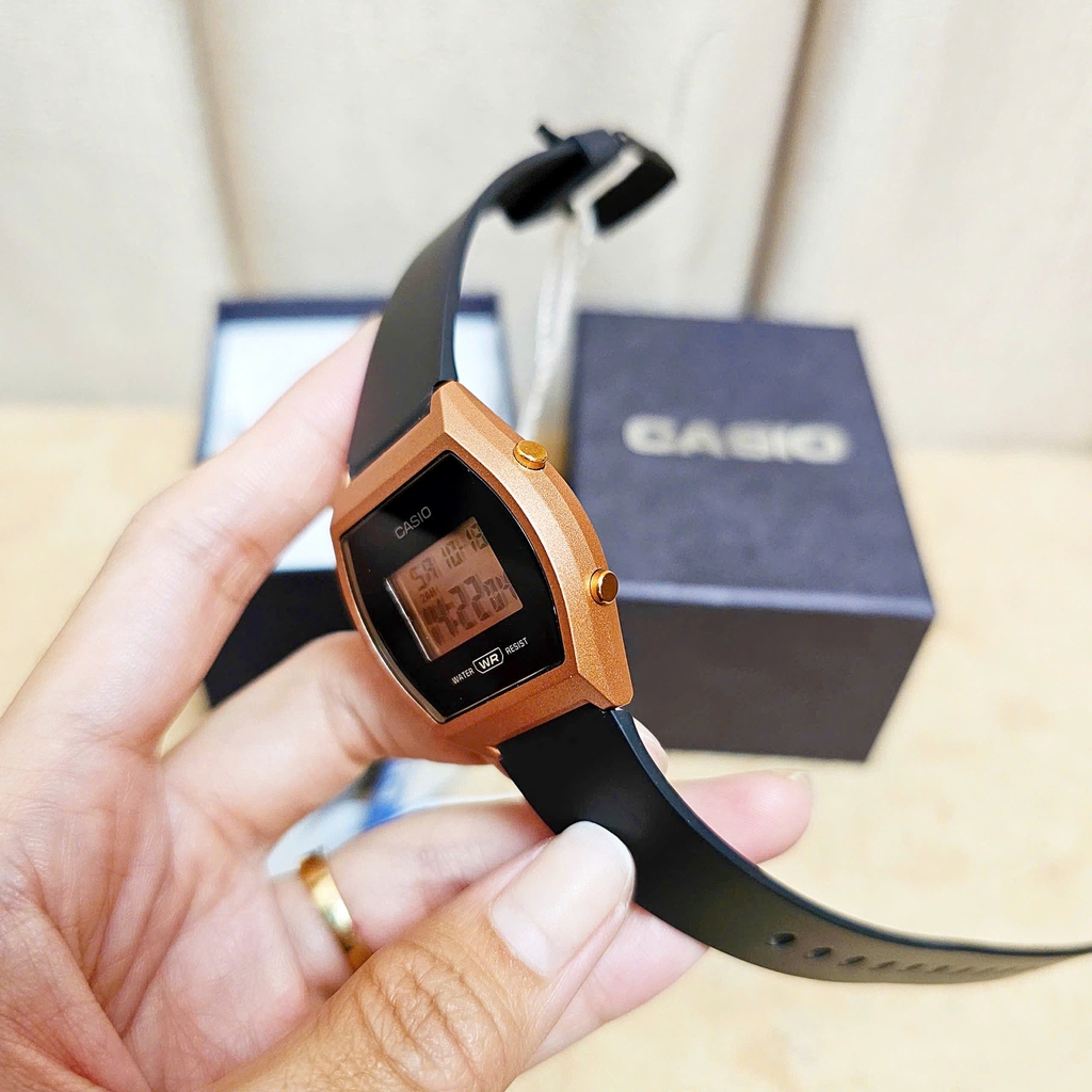 Đồng Hồ Nữ Casio LW-204-1ADF Dây Cao Su Đen Mặt Đen Viền Hồng