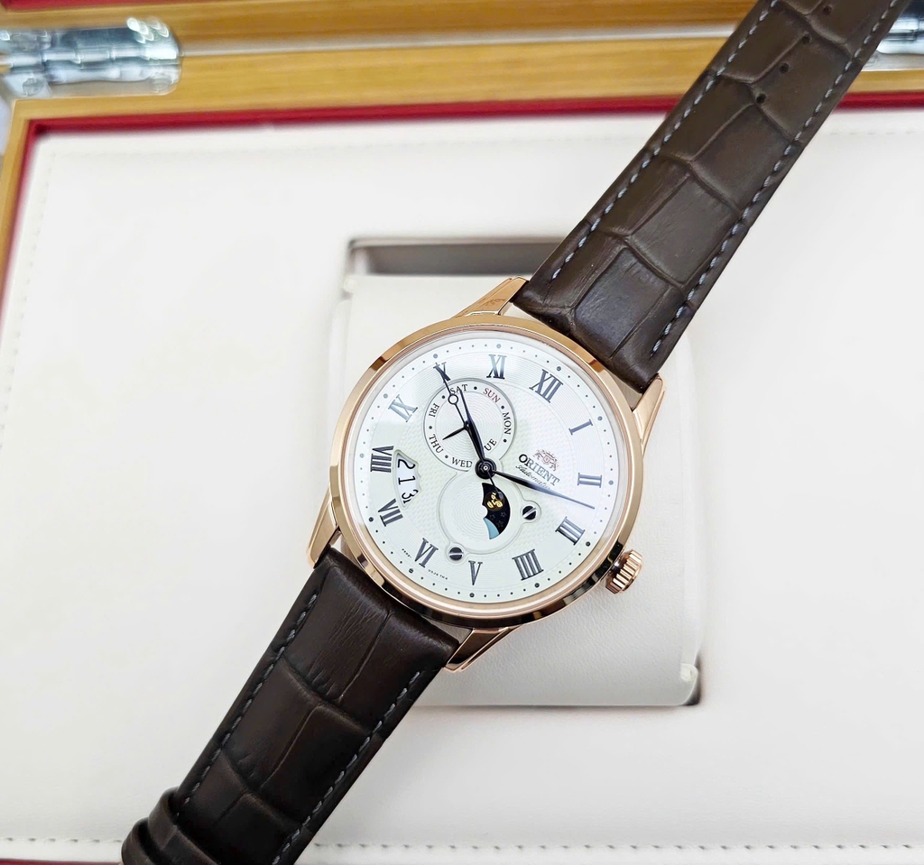 Đồng Hồ Nam Orient Automatic Sun And Moon Gen 3 Rose RA-AK0007S10B ( RA-AK0007S30B ) ( RA-AK0007S ) ( RN-AK0001S )