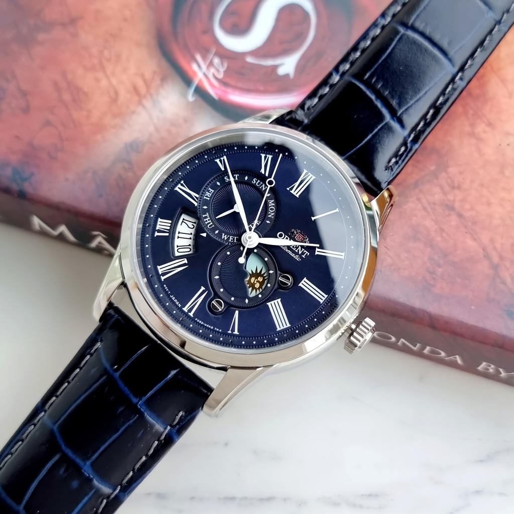 Đồng Hồ Nam Orient Automatic Sun And Moon Gen 3 Blue RA-AK0011D ( RN-AK0004L ) ( RA-AK0011D30B ) ( RA-AK0011D10B )