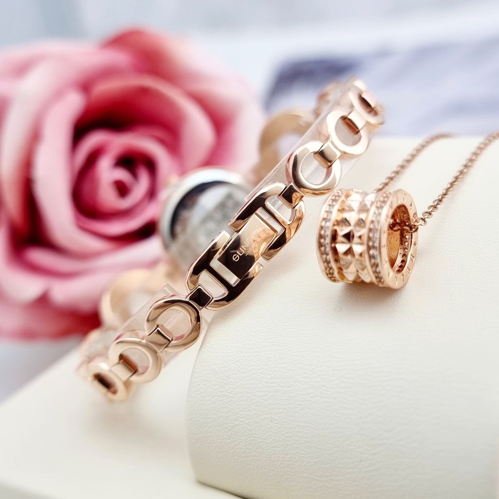 Đồng Hồ Nữ Sunrise Quartz 9011AA Sắt Rose Sapphire