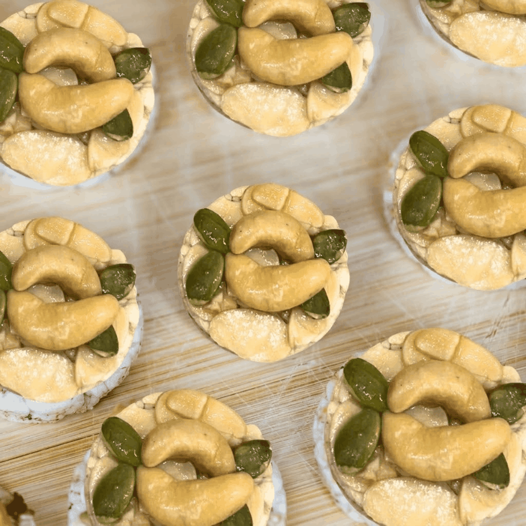 Snack gạo lứt phủ granola siêu hạt GUfoods - Bữa ăn nhẹ tiện lợi, Giàu dinh dưỡng, Ăn vặt healthy, Eat clean, Thuần chay (hũ 200g)