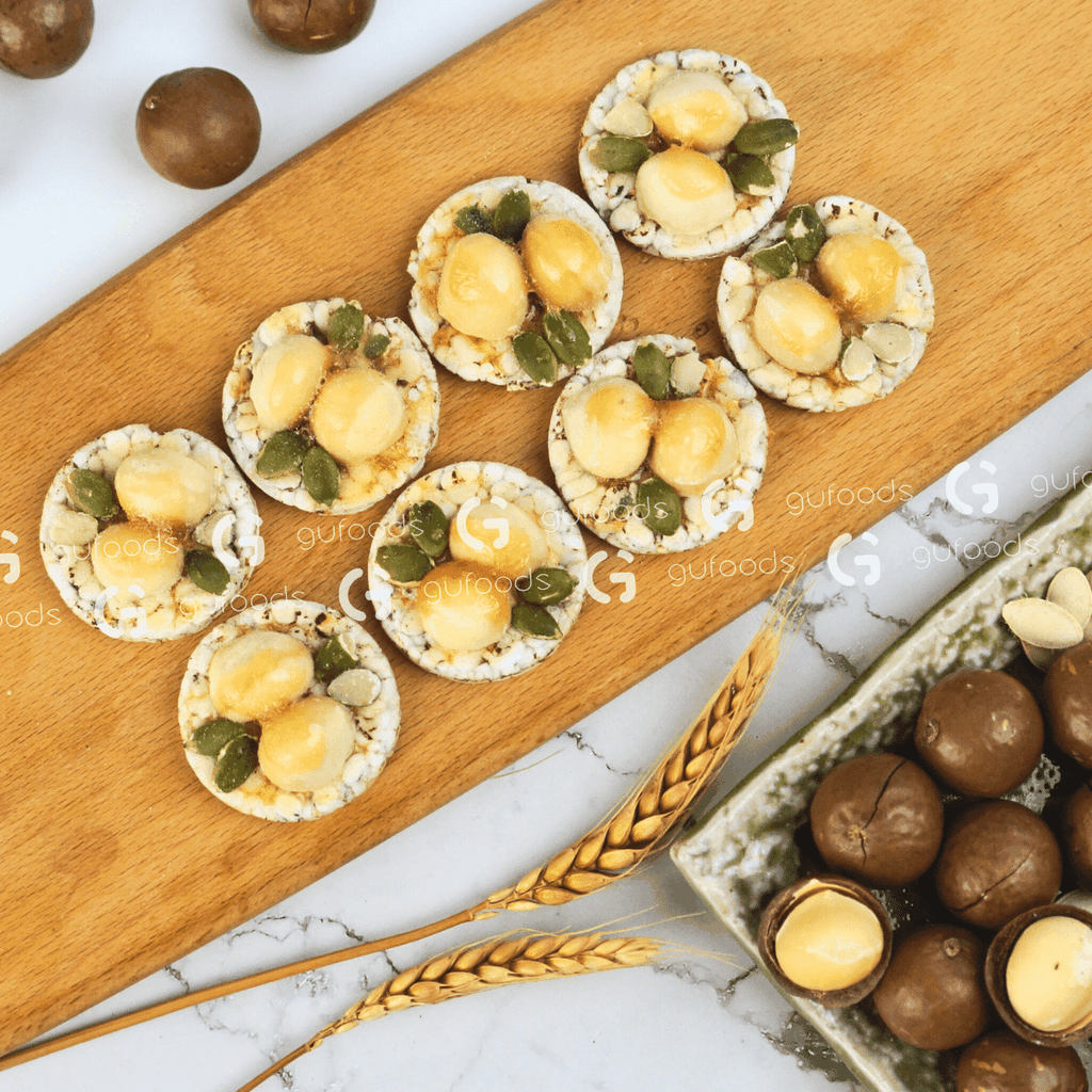 Snack gạo lứt phủ macca GUfoods (Hũ 200g) - Topping siêu hạt, Giòn rụm, Thơm bùi, Giàu dinh dưỡng, Healthy, Eat clean, Thuần chay