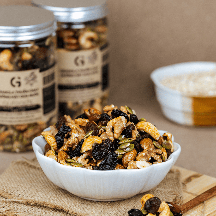 Granola thuần chay nướng mật dừa nước GUfoods (hũ 400g) (0% yến mạch; Mix siêu hạt mắc ca, óc chó, nam việt quất, hạnh nhân, hạt điều, nho khô) - Dinh dưỡng, Tiện lợi, Thơm ngon, Giàu lợi ích sức khỏe