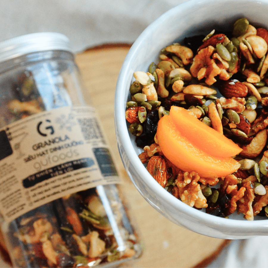 Granola thuần chay nướng mật dừa nước GUfoods (0% yến mạch; Mix siêu hạt mắc ca, nam việt quất, hạnh nhân, hạt điều, nho khô) - Dinh dưỡng, Tiện lợi, Thơm ngon, Giàu lợi ích sức khỏe