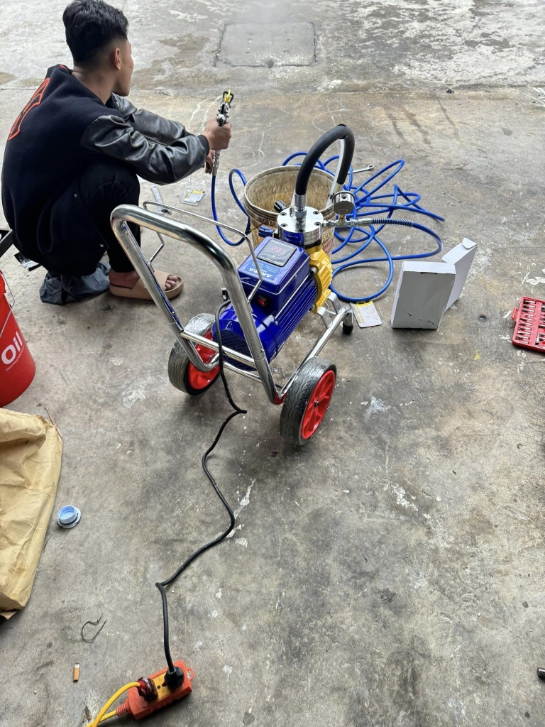 Máy phun sơn công nghiệp AKIRA1990 4500W ( Có màn điện tử )