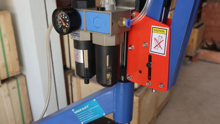 Máy ta rô cần khí nén hiệu UniFast ATU-12-1800